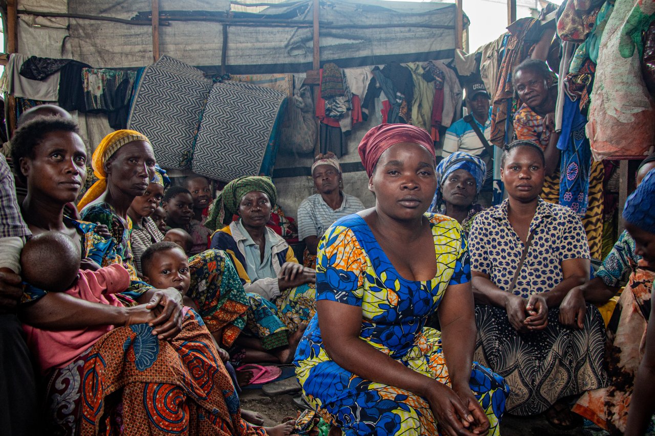 Etwa 500 Menschen leben seit mehreren Tagen in dieser nur 150 Quadratmeter grossen Unterkunft. Sie haben sich organisiert, um abwechselnd schlafen zu können. DR Kongo, Goma, Februar 2024.