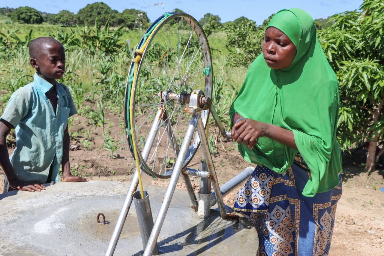Rabia et son fils pompant de l'eau dans l'un de nos puits protégés. "Ça change la donne. En particulier pour nos enfants qui souffraient grandement des maladies hydriques", explique Rabia. 