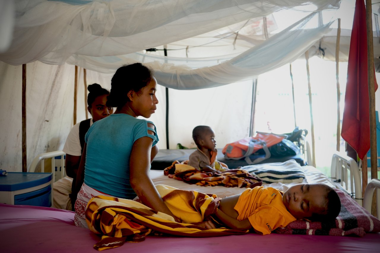 Photo de Soanary et de son fils, Clairy, dans le centre de récupération nutritionnelle intensive tenu par MSF. Madagascar.