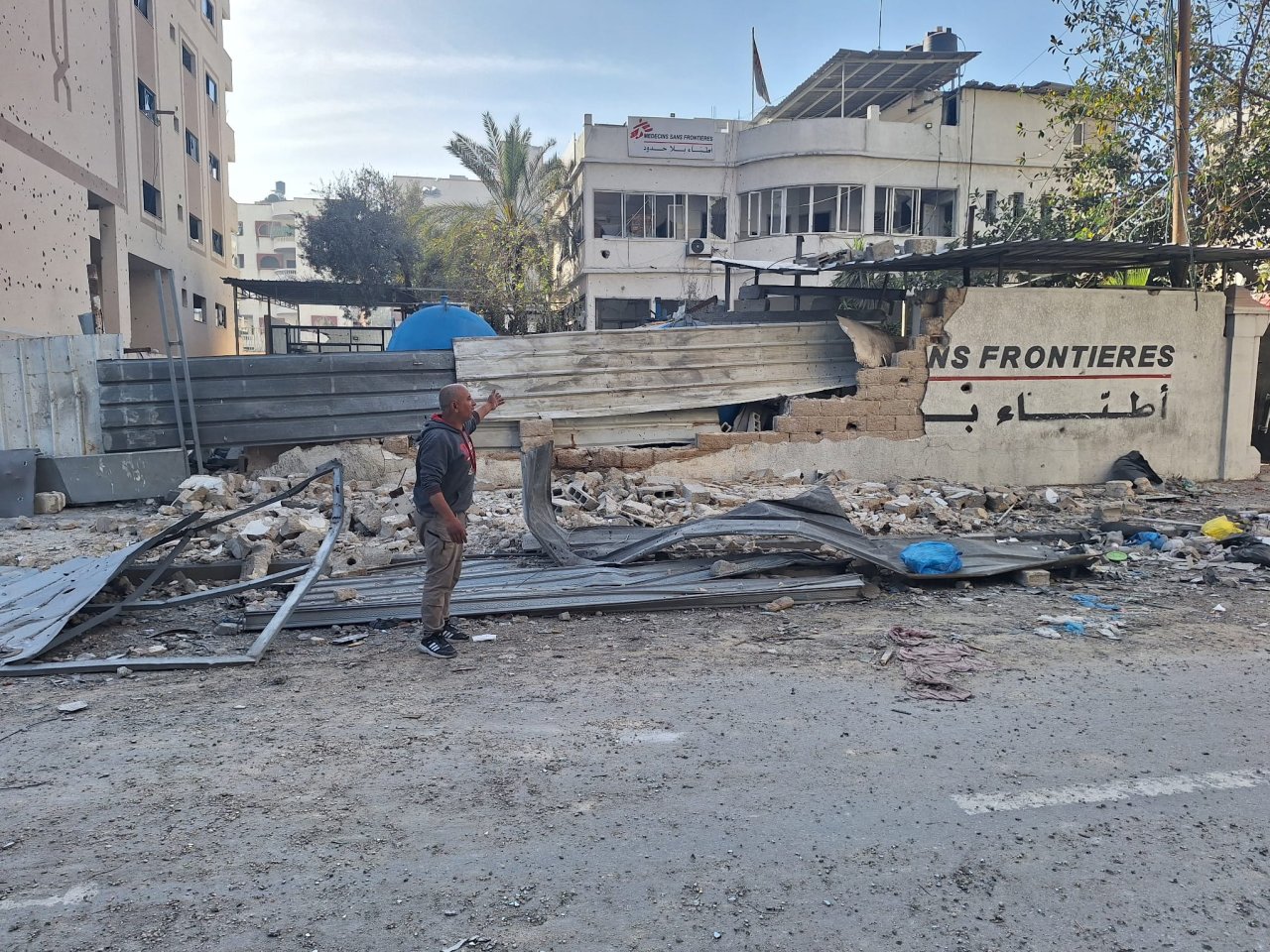 Völlig zerstörter Eingang des Büros von Ärzte ohne Grenzen in Gaza-Stadt. 1. April 2024.