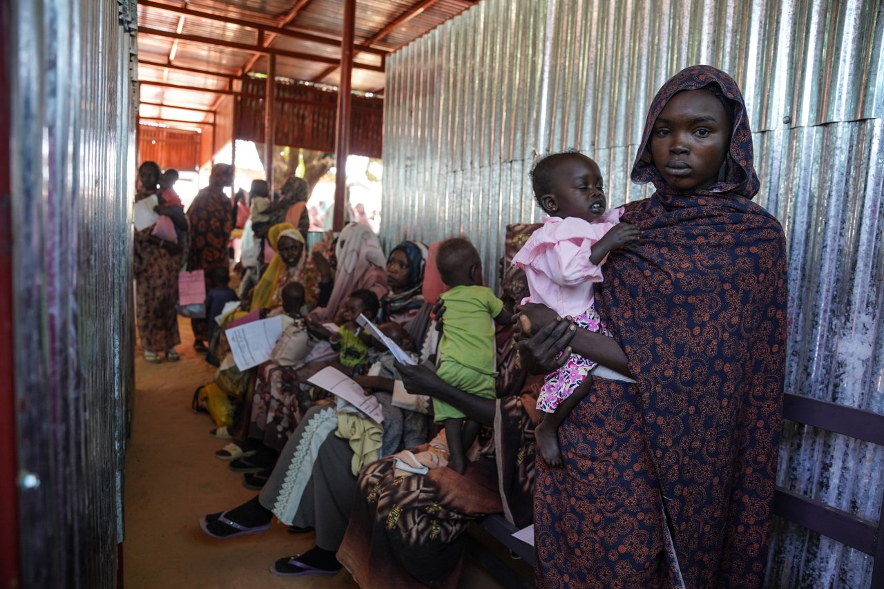 Des mères dans la salle d'attente de notre hôpital avec leurs enfants. Février 2024.