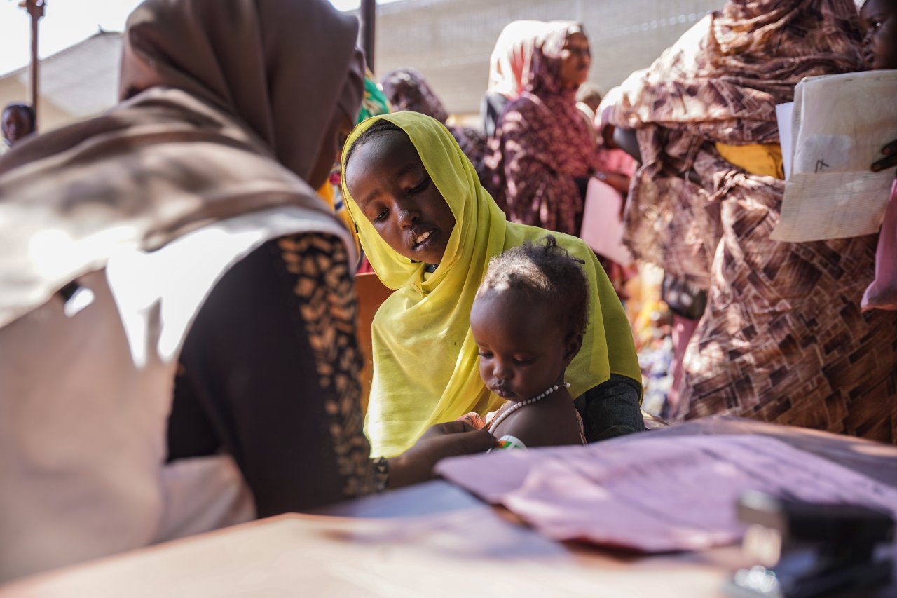 Une mère et son enfant examinés par un médecin MSF. Près d'un quart des enfants examinés dans le camp souffrent de malnutrition aiguë. Février 2024. 