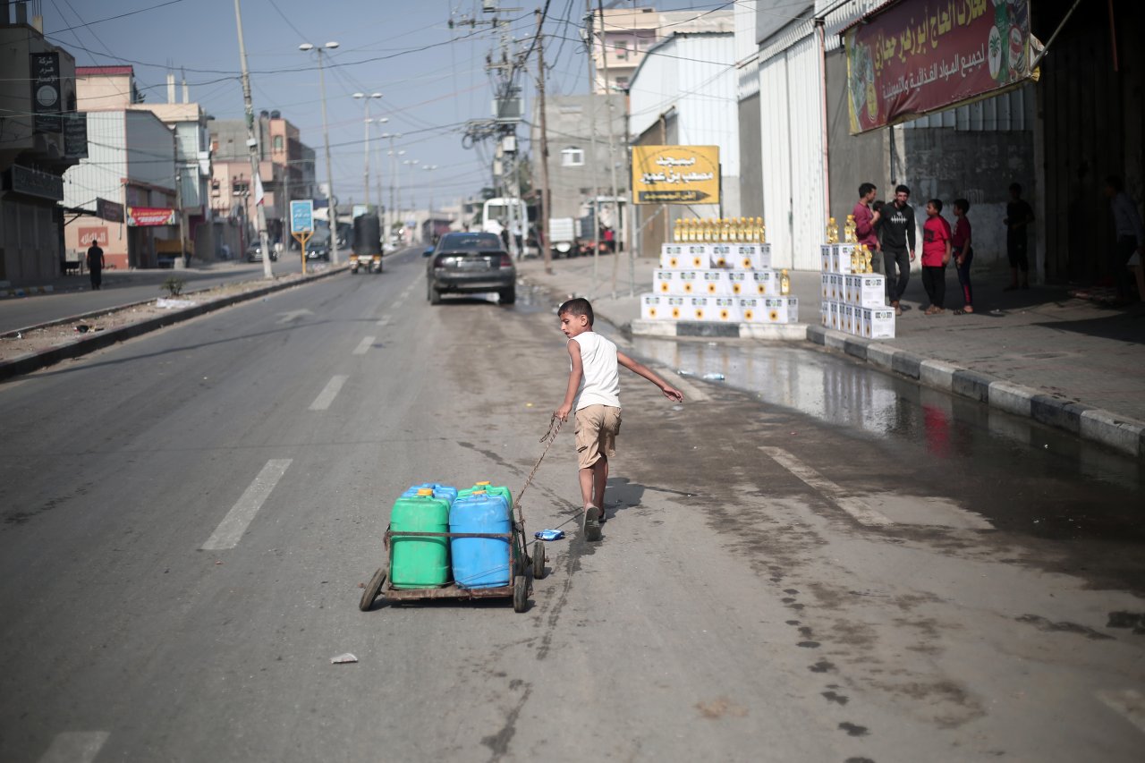 Vertriebene Palästinenser:innen, die aus Rafah nach Khan Yunis zurückgekehrt sind. Wir haben unsere Arbeit am Nasser-Spital in Khan Yunis wieder aufgenommen.