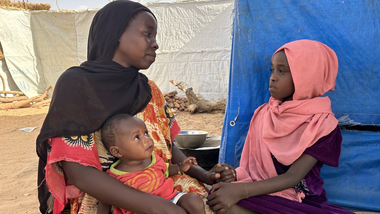 Ghalia floh vor dem brutalen Krieg im Sudan mit ihrem Mann, ihren fünf Kindern im Alter von vier bis 13 Jahren und zwei ihrer Brüder. Sie kamen im Juli 2023 im Geflüchtetencamp Aboutengue an. Ghalia war zum Zeitpunkt ihrer Flucht schwanger und brachte ihre jüngste Tochter Makarima vor vier Monaten im Spital von Ärzte ohne Grenzen zur Welt.