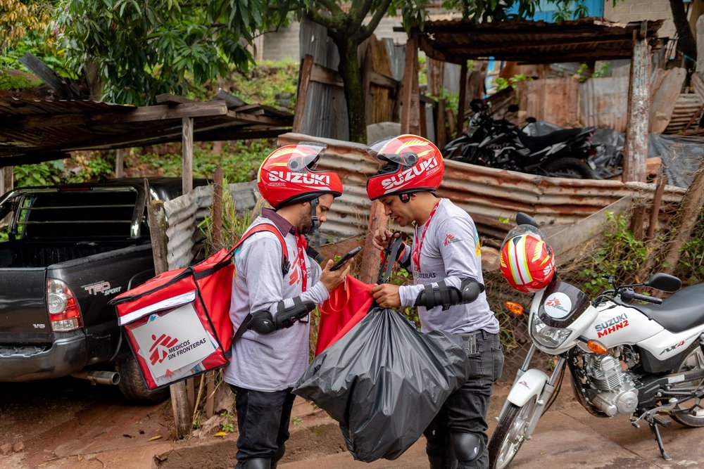 Les équipes MSF ont utilisé des motos dans le cadre de leur stratégie pour libérer des moustiques porteurs de Wolbachia à El Manchén. Chaque agent de libération transportait 20 bocaux contenant les moustiques porteurs de Wolbachia. Des libérations quotidiennes ont été effectuées pendant six mois. Au total, plus de 8 millions de moustiques ont été libérés.