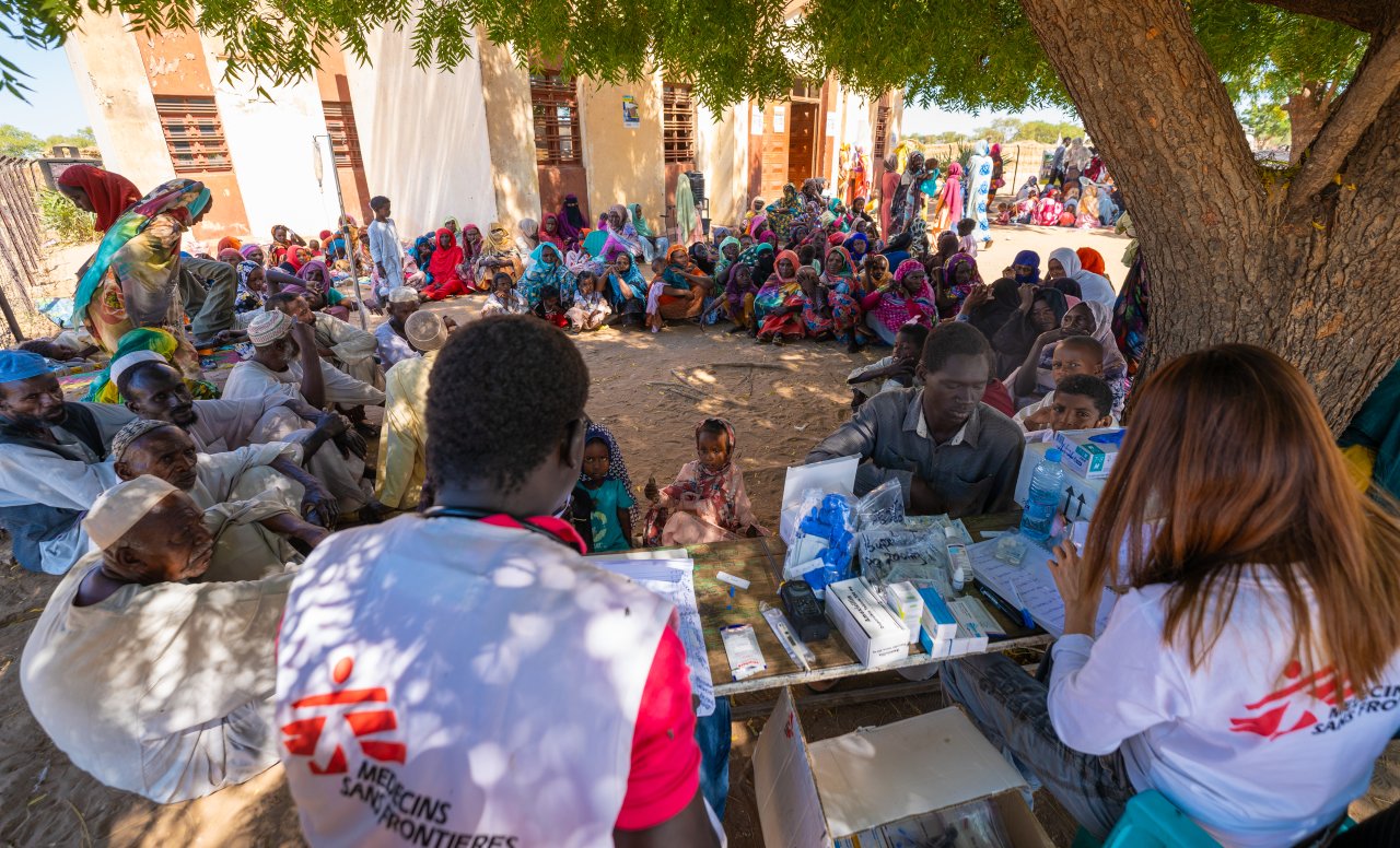 Geflüchtete und Vertriebene warten darauf, in unserer mobilen Klinik im provisorischen Camp von Jerbana medizinisch versorgt zu werden. 