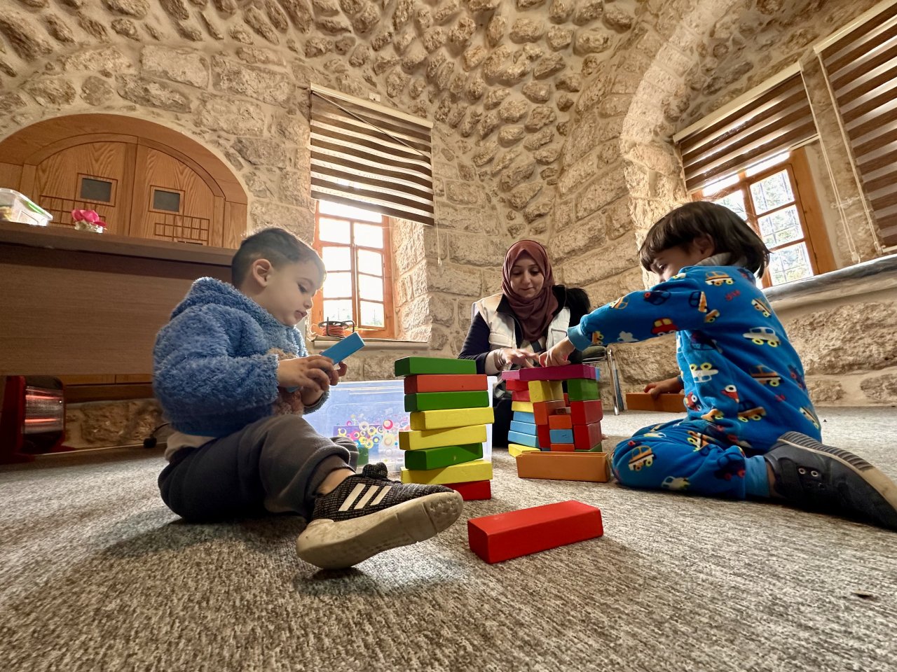 Nous fournissons des activités récréatives aux femmes et enfants Palestiniens vivant dans le gouvernorat de Hébron. 