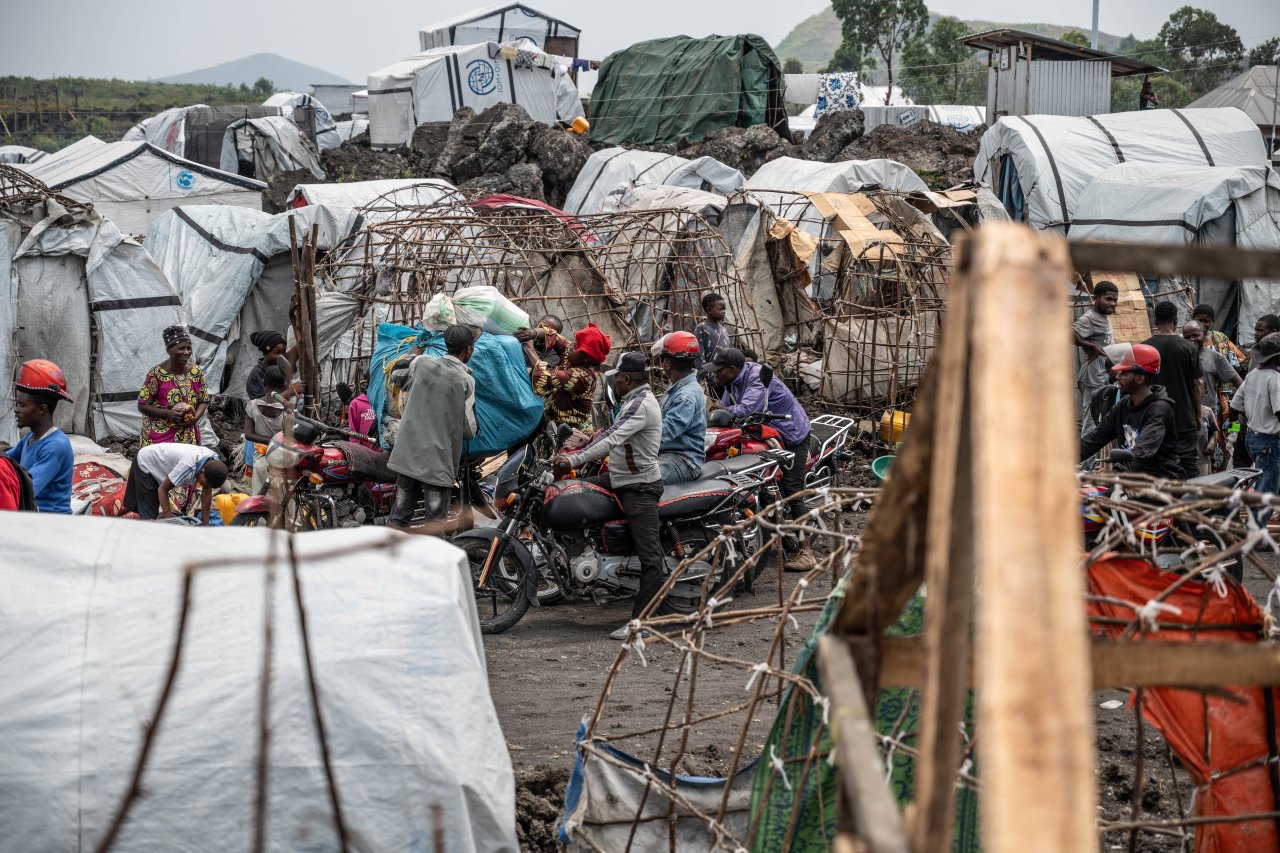 Tandis que les combats s’approchent, la population fuit les camps de déplacé·e·s pour rejoindre Goma.