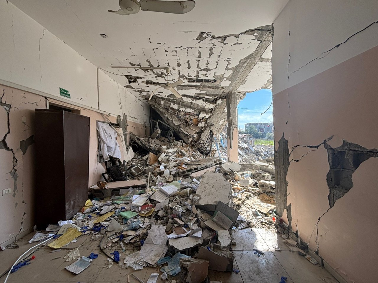 Un couloir de l’hôpital Indonésien, à Jabalia, détruit par une explosion. 