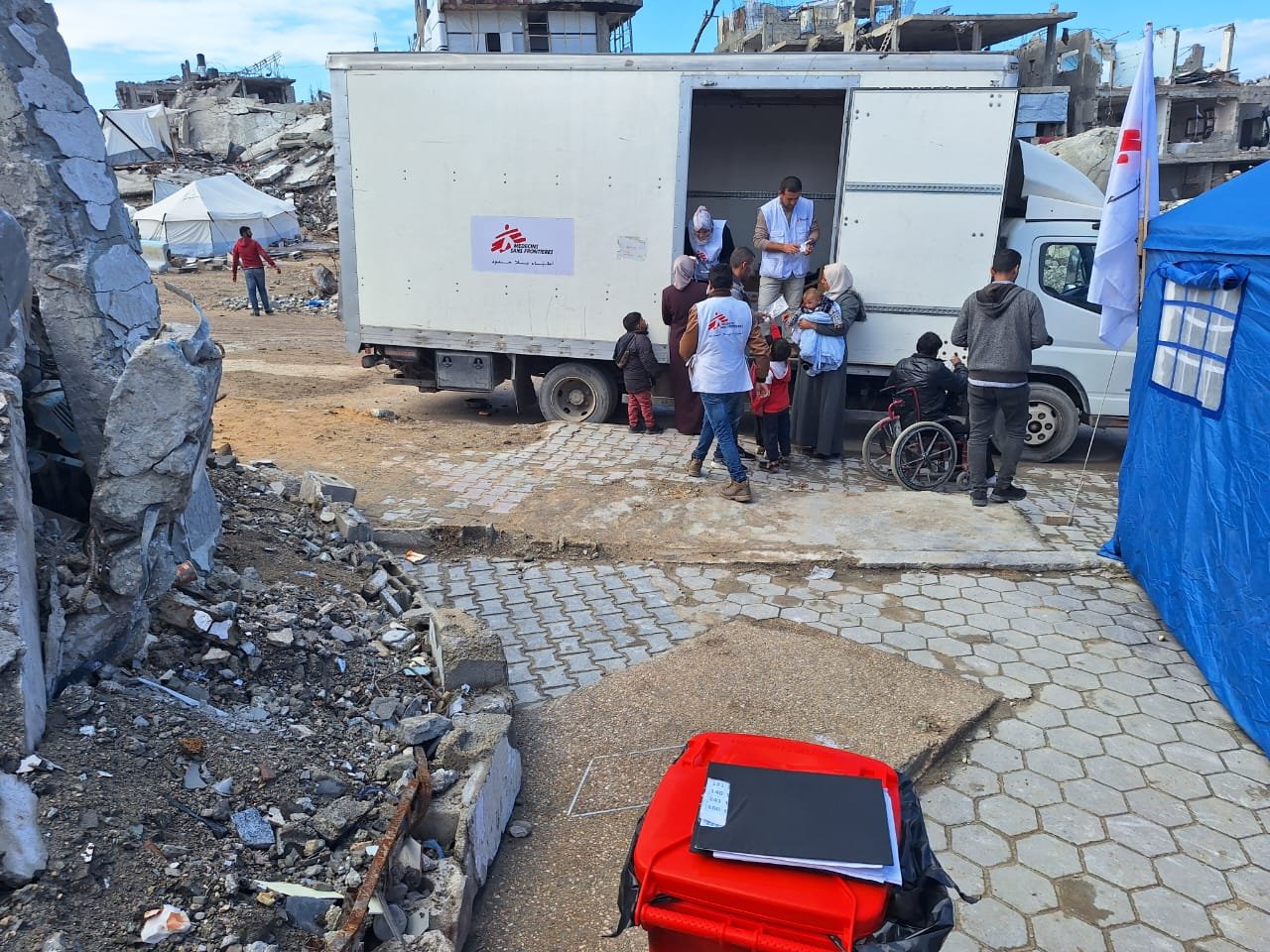 Ces cliniques mobiles permettent à nos équipes de fournir des consultations générales, des traitement pour des maladies non-transmissibles, de panser des plaies et de mettre en place des activités de promotion de la santé. Près d’un quart des consultations concernait des infections respiratoires. En outre, 169 pansements ont été réalisés. 