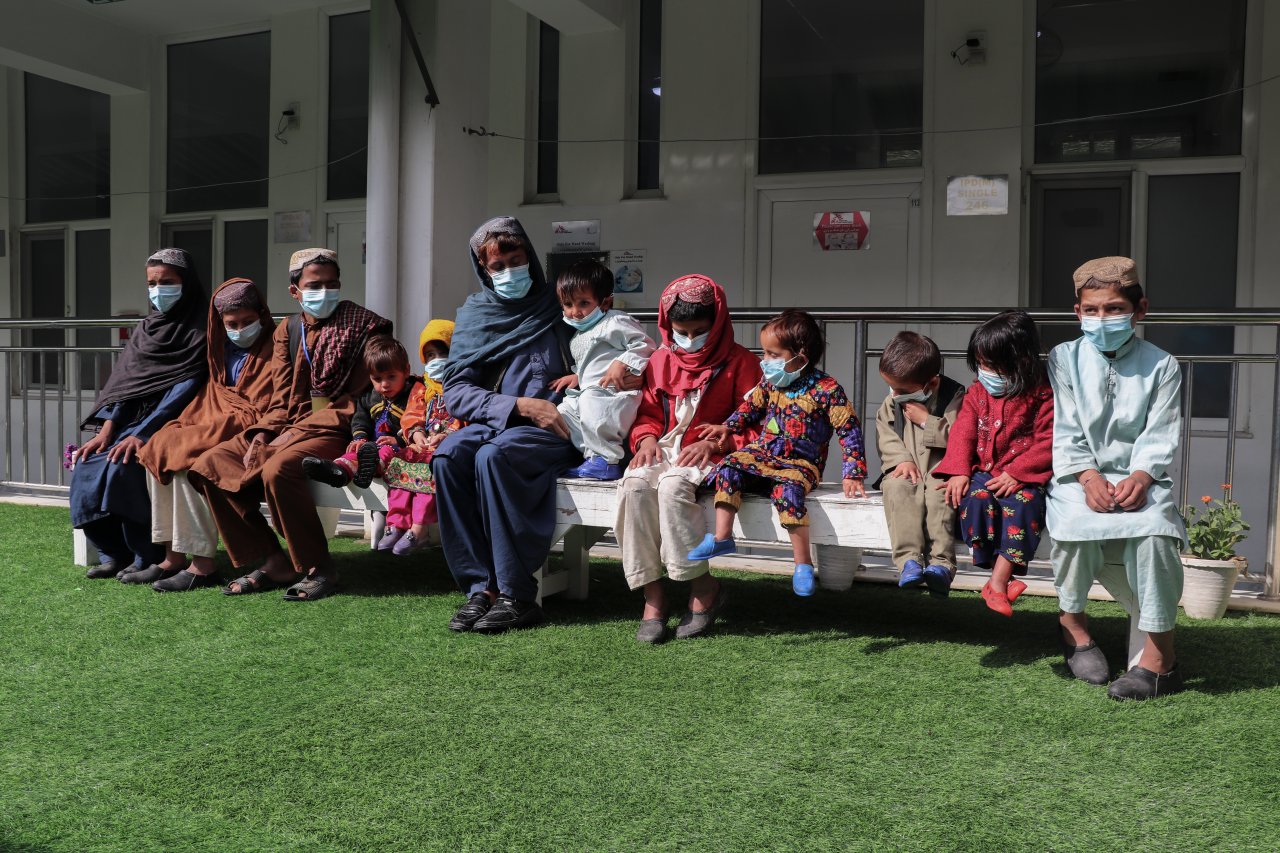 Une famille de 16 personnes recevant un traitement contre la tuberculose dans l’hôpital MSF à Kandahar, en Afghanistan. La famille s’est rendue à Kandahar depuis un village reculé et sans accès aux soins. 