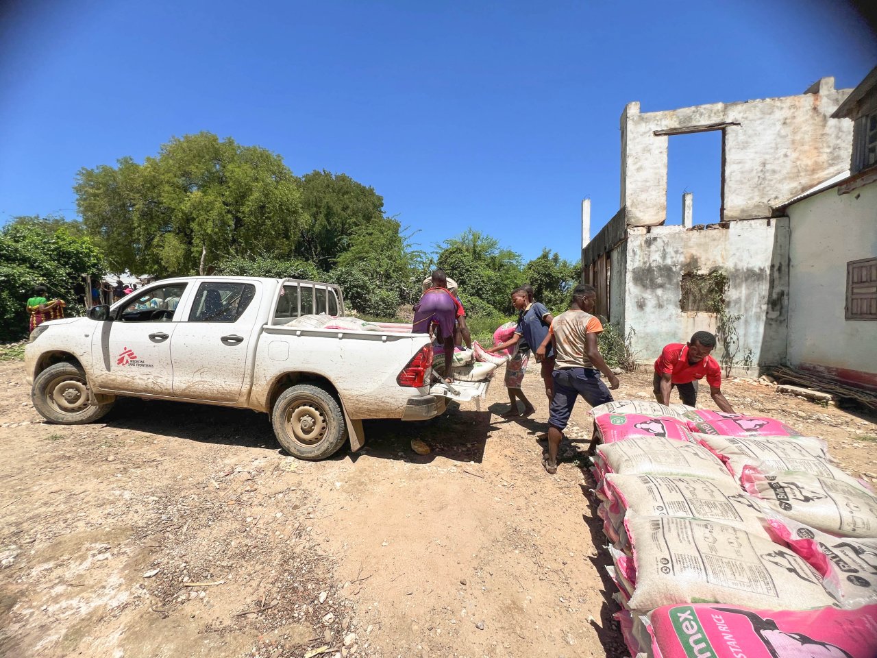 Distribution de vivres et de kits d’hygiène dans les communes de Belalanda et de Behompy. 