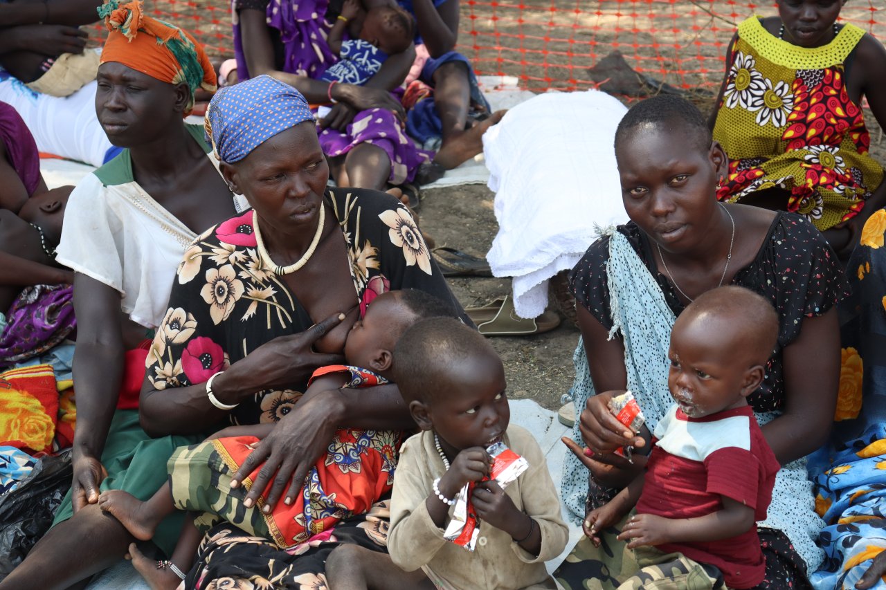 Südsudanesische Familien, die vor dem Konflikt nach Äthiopien geflohen sind, erhalten in der Region Gambella Gesundheitsversorgung.