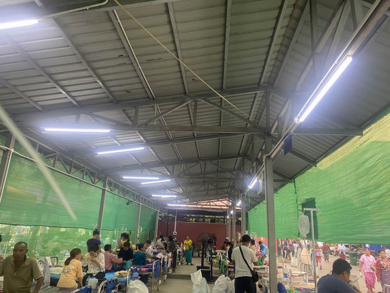 L’électricité et la climatisation ont été installées dans le service de neurologie temporaire de l’hôpital général de Mandalay. 