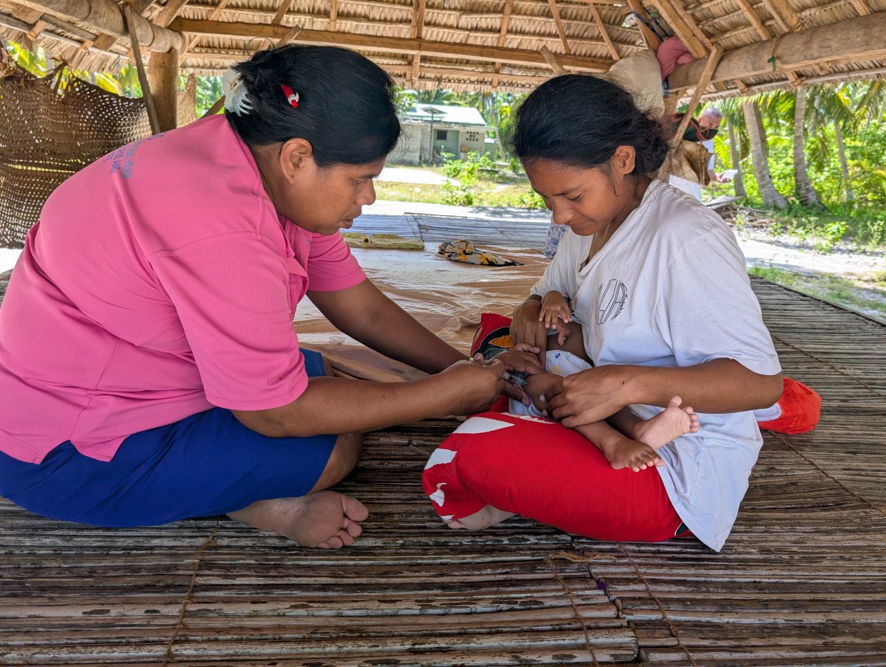 Batiua, une assistante médicale et membre de la communauté locale.