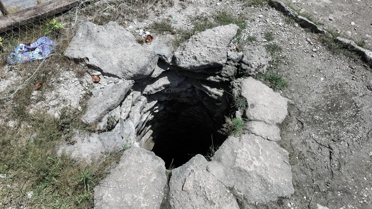 Un puit permettant d’accéder aux eaux souterraines, principale source d’eau potable des Kiribatien·ne·s.