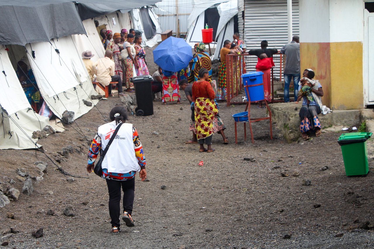 Au centre de santé de Mungunga 3, MSF intervient dans la prise en charge de victimes de violences sexuelles. Dans cette structure située en périphérie de la ville de Goma, capitale du Nord-Kivu, à l’est de la RDC, MSF a installé une dizaine de tentes et y mène un service complet de prise en charge médicale et psychosociale.