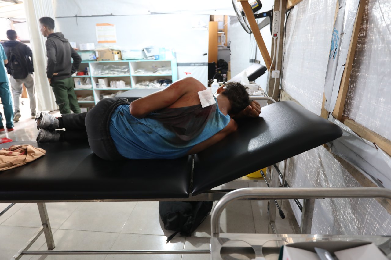 Ashraf, 17 ans, a été blessé par balle alors qu'il allait chercher de la nourriture pour sa sœur dans un centre de distribution de GHF ("Gaza Humanitarian Foundation", organisation orchestrée par Israël et les États-Unis). Il a été pris en charge par les équipes de MSF. Gaza, 19 juin 2025