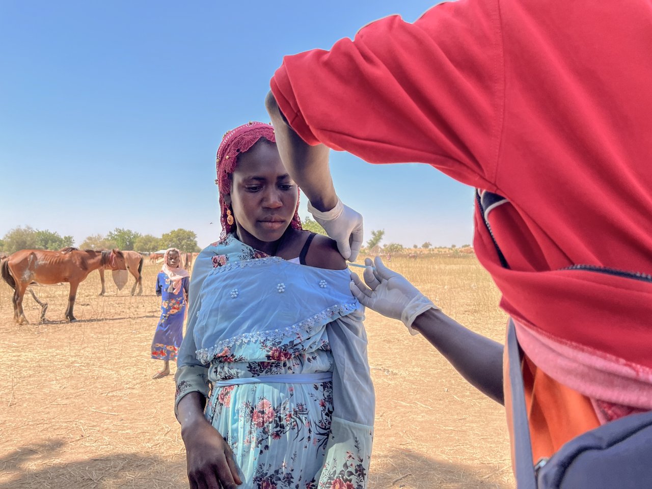 Maryam et sa mère ont marché plus de cinq kilomètres depuis leur village pour se rendre au marché hebdomadaire de Mantcharné. Après avoir été informées par l'équipe de vaccination sur place, elles ont accepté de recevoir le vaccin contre la diphtérie.