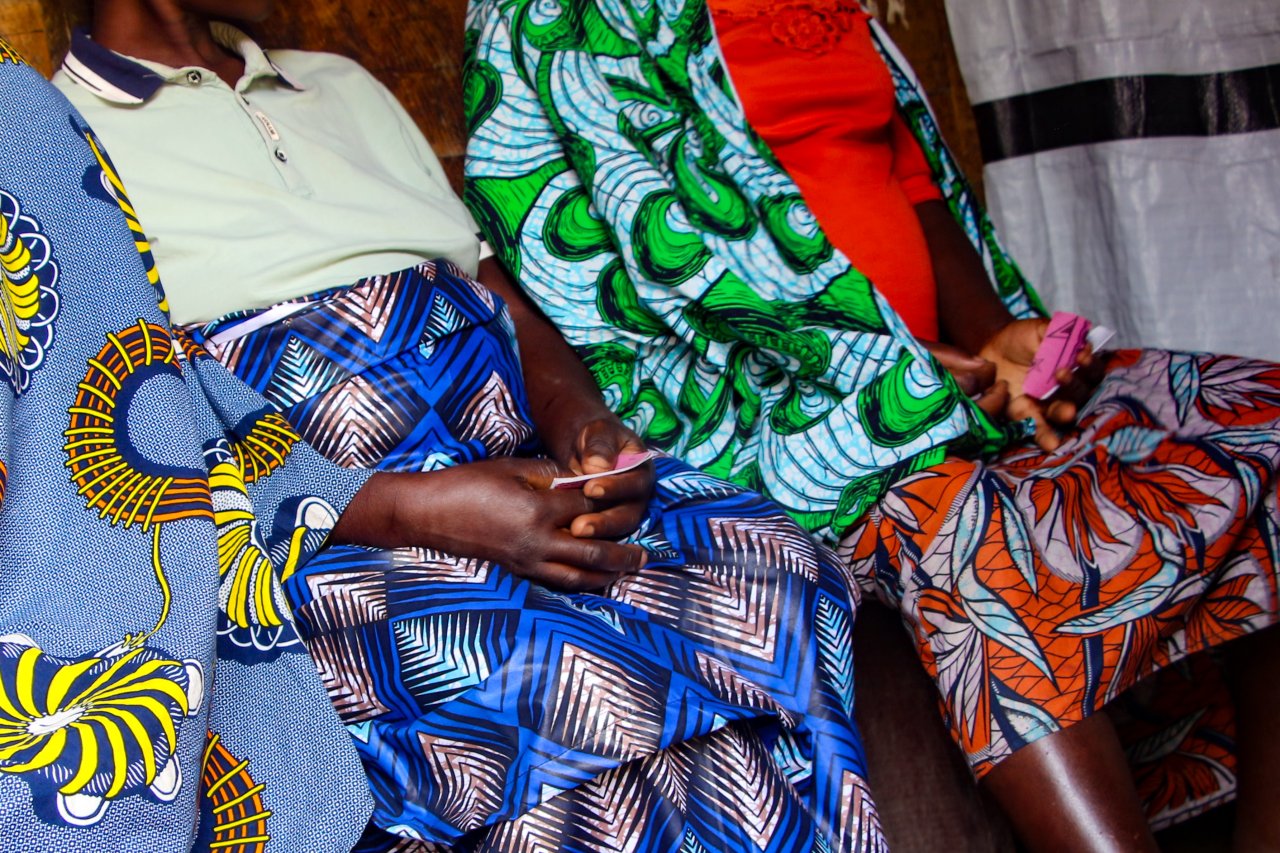 Des survivantes de violences sexuelles venues en consultation au centre de santé de CCLK dans la ville de Goma. Dans cette structure située au cœur de la ville de Goma, capitale du Nord-Kivu, à l’est de la RDC, MSF mène un service complet pour les survivantes : consultations curatives et préventives, avortements médicalisés, prévention de grossesses indésirées, soutien psycho-social, protection et promotion de santé.