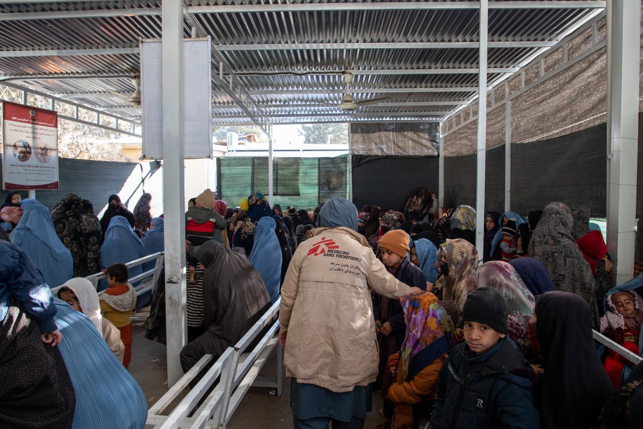 Une infirmière MSF au milieu de plusieurs familles attendant d'être prises en charge au service pédiatrique de l'hôpital régional d'Herat, en Afghanistan.