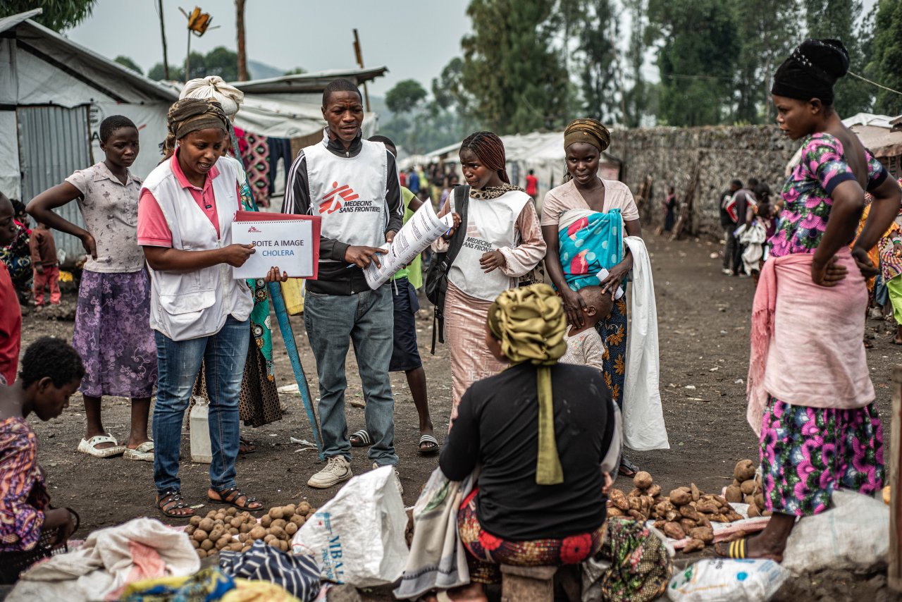Des équipes de Médecins Sans Frontières sensibilisant les communautés locales sur les mesures d'hygiène pour se prémunir du choléra.