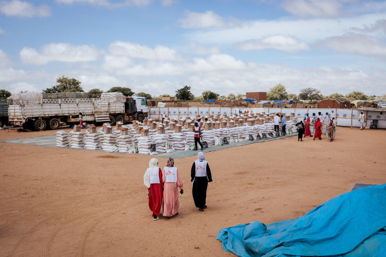 Distribution de savons et de nourriture organisée par MSF et le Programme Alimentaire Mondial au Tchad.