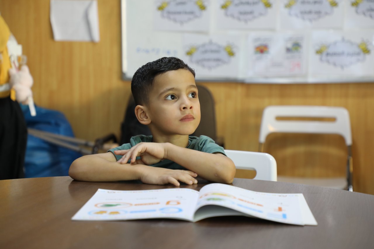 Omar, 5 ans, dans une salle de classe dans l'hôpital de chirurgie reconstructive de MSF à Amman, Jordanie.