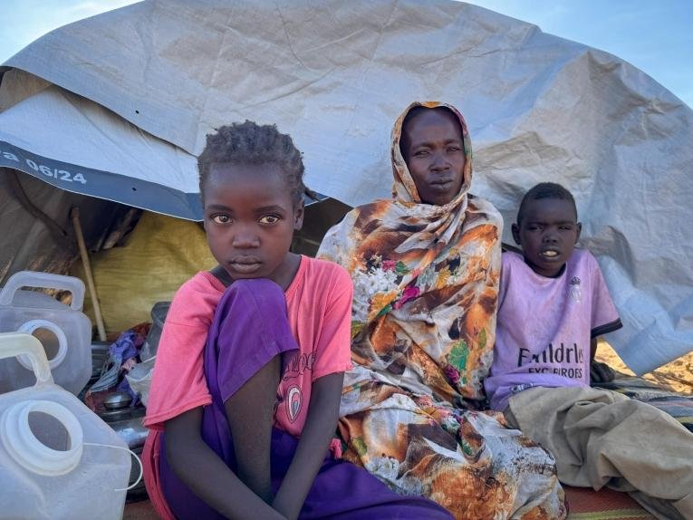 I.O. a fui El Fasher vendredi avec ses deux enfants avant la prise de pouvoir par les RSF. En chemin, ils ont été victimes de massacres causés par des bombardements, ont été battus et ont subi des insultes racistes. Son mari a été tué par un obus alors qu'il cherchait de la nourriture.
