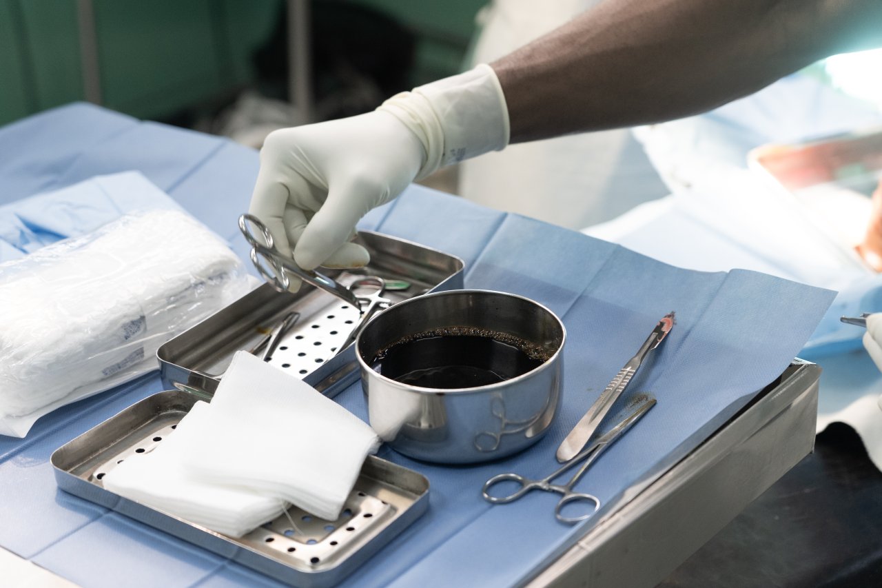 La bétadine est utilisée pour nettoyer les instruments chirurgicaux à l'hôpital général de référence de Rutshuru, le seul établissement de santé doté de capacités chirurgicales dans tout le territoire. 