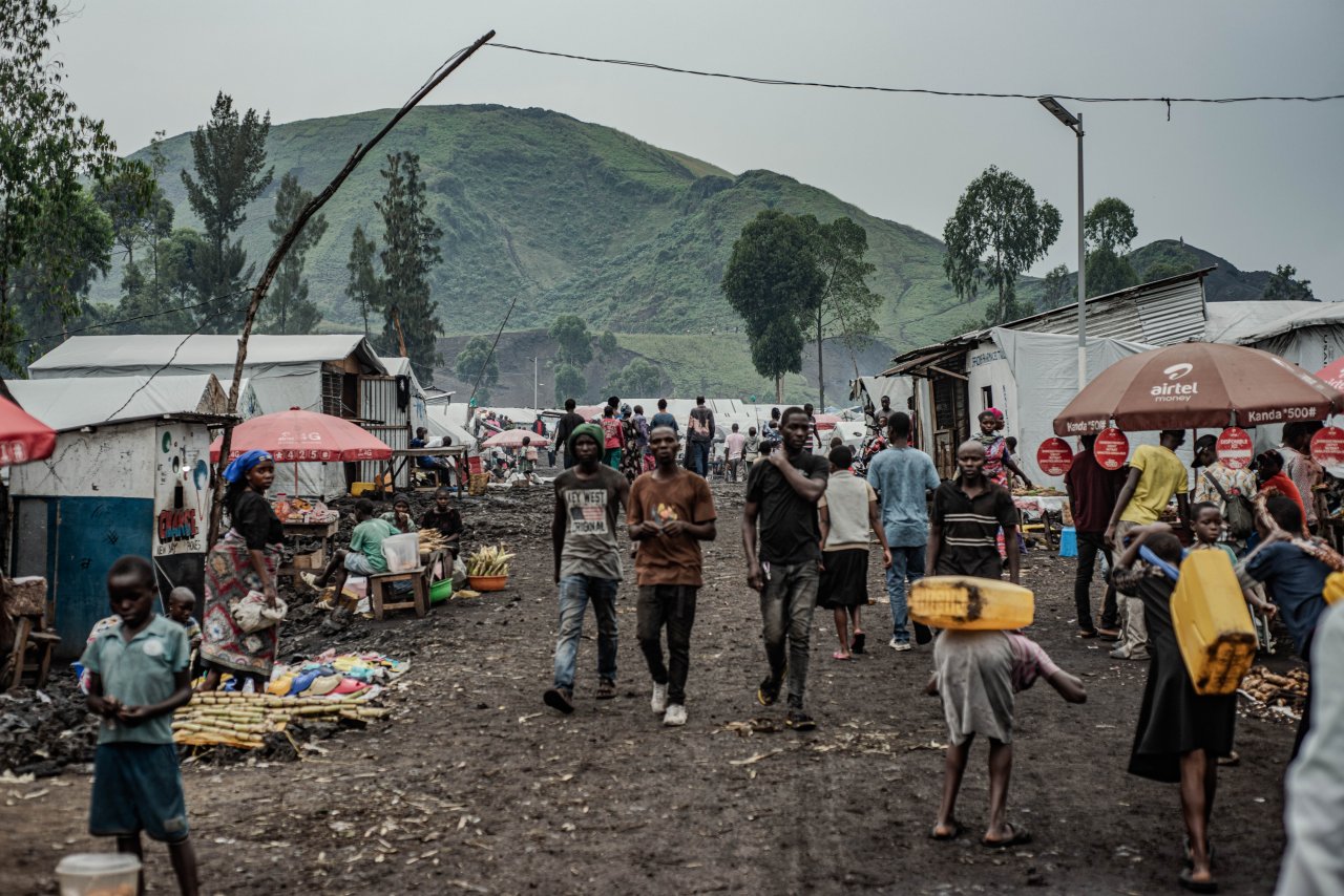 Des personnes vivant dans le camp de déplacés de Kashaka, à l’ouest de Goma, transportent des bidons d’eau. 