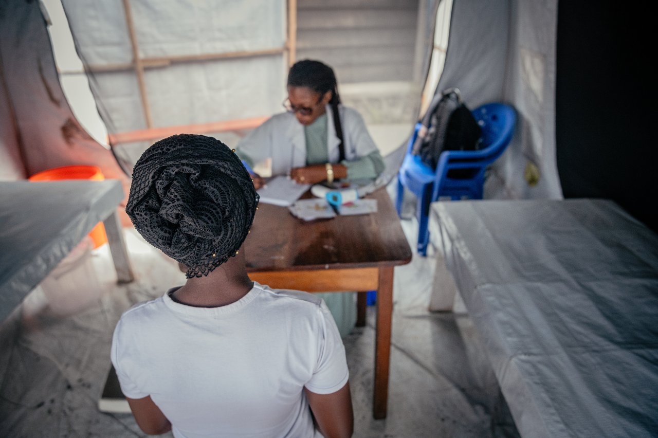 Une jeune fille, survivante de violences sexuelles, après être montée sur une balance dans la tente de triage du centre de santé de&nbsp;Mugunga&nbsp;3 à Goma.&nbsp;©&nbsp;Jospin&nbsp;Mwisha&nbsp;