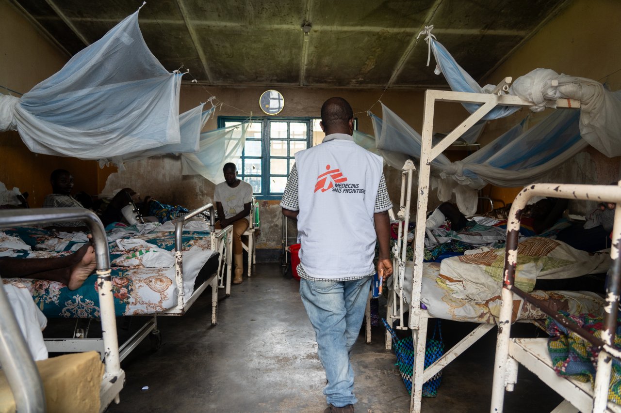 Bisgod&nbsp;Sifumungu, superviseur MSF, rend visite à des patients à l'hôpital général de référence de&nbsp;Mweso.&nbsp;