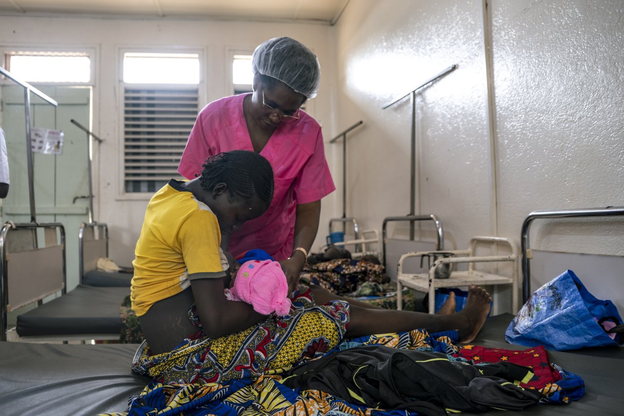 Après trois semaines à Bignola et après avoir accouché en toute sécurité, Hermina sourit. Mais son expression change rapidement pour montrer de l'inquiétude. « Je ne sais pas ce qu’elle deviendra », dit-elle doucement. « C’est une fille. »