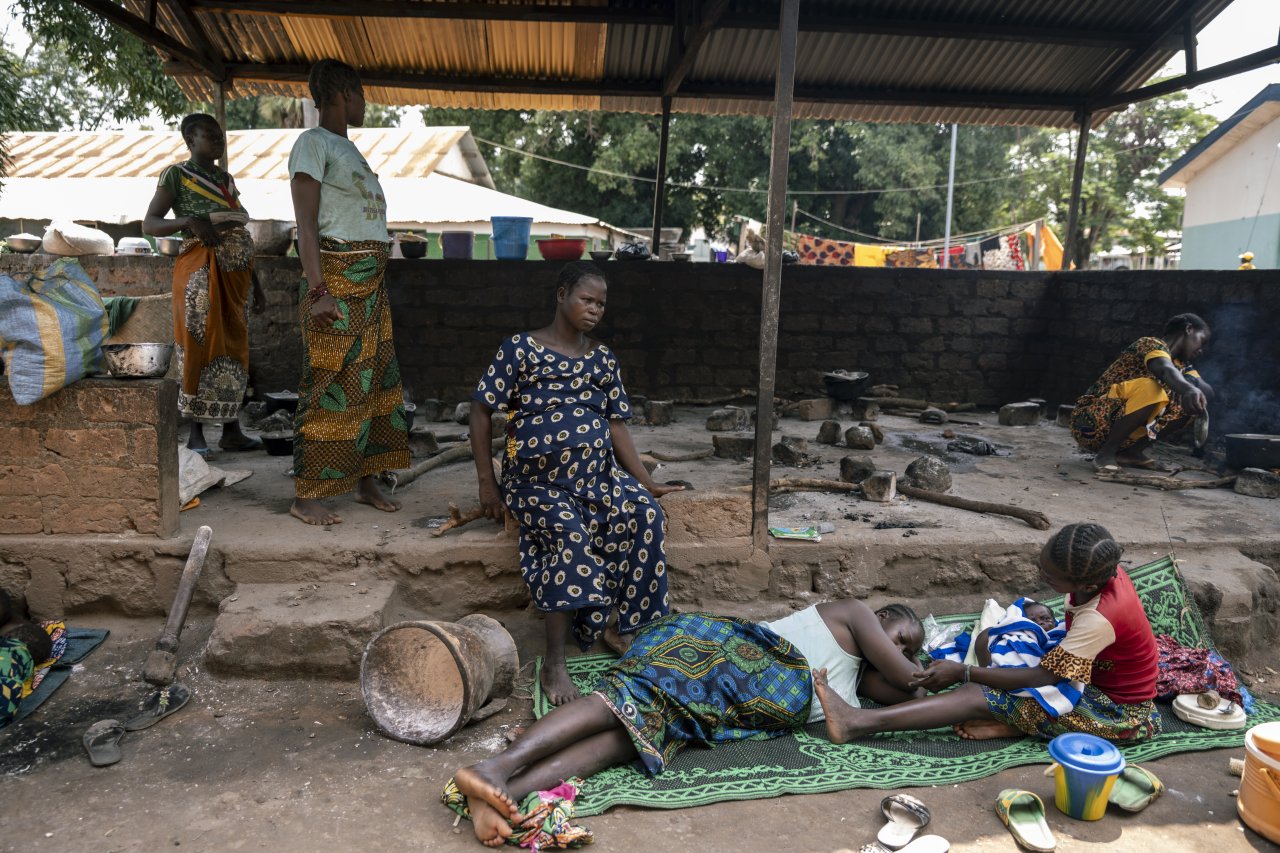 Honorine Dilyo, Mère de 10 enfants dont 4 décédés. Elle n’a jamais accouché dans un hôpital ni dans un centre de santé faute de la barrière linguistique et également par manque de moyen. Elle est restée dans la maison d’attente ça fait aujourd’hui plus d’un mois qu’elle attend accoucher.