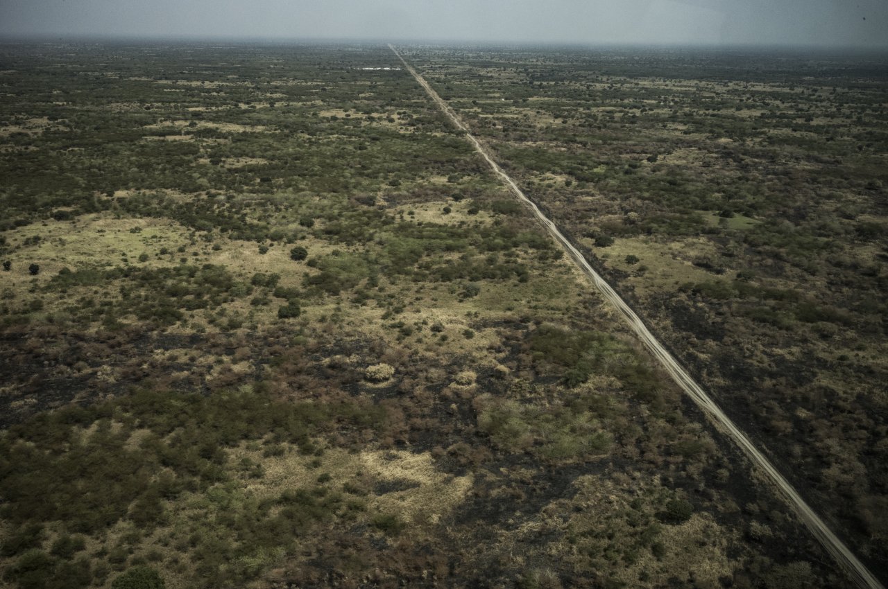 La route qui relie Abyei à Mayen-Abun trace une ligne fine et ininterrompue à travers des kilomètres de broussailles et de pâturages brûlés. Ce sont les itinéraires empruntés par des milliers de personnes fuyant la guerre au Soudan et les violences internes au Soudan du Sud. 
