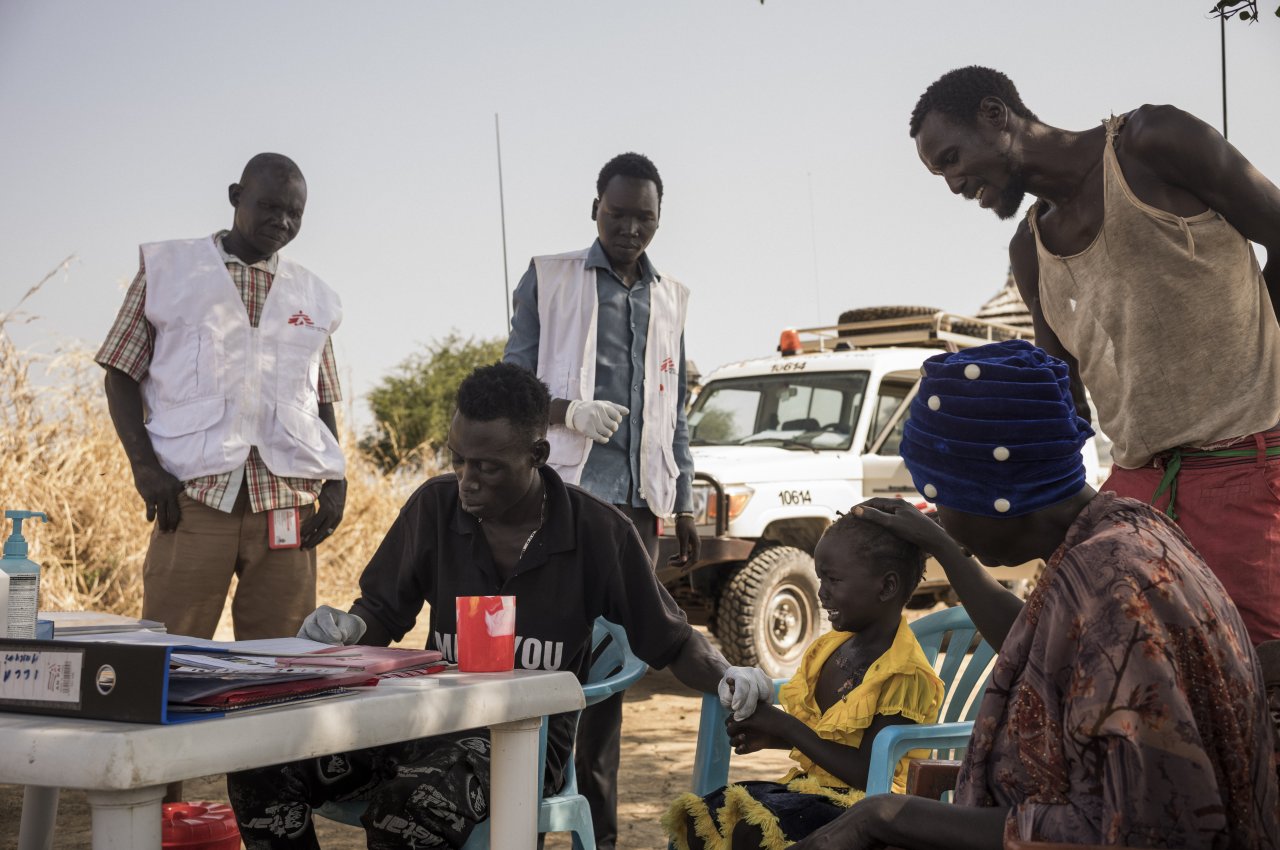 Ayom Deng reçoit des soins grâce au programme de soins communautaires dans le village de Makuei Wut, dans la région rurale d'Abyei, au Soudan du Sud. 
