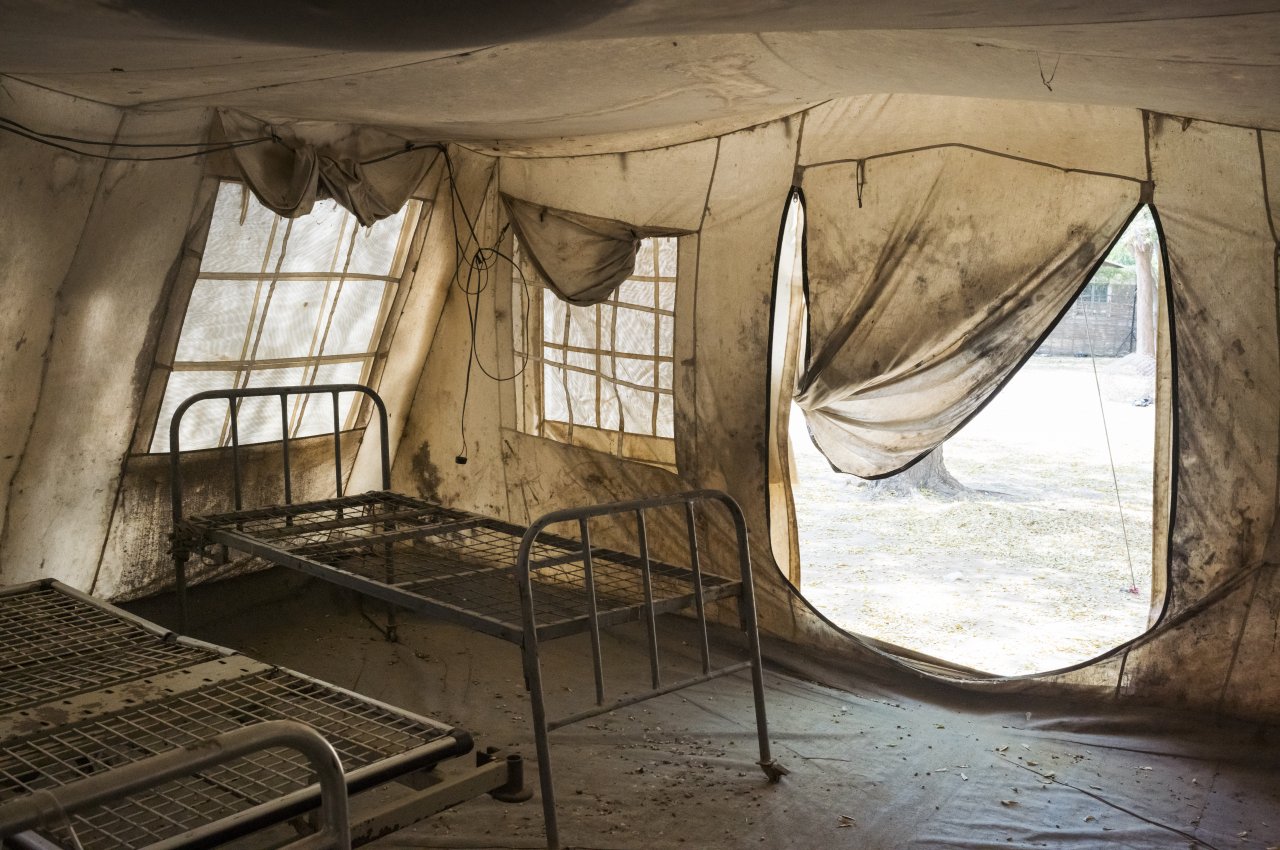 À l'intérieur de l'enceinte de l'hôpital Mère Teresa, une tente vide équipée de lits rouillés sert de salle d'attente supplémentaire lorsque le nombre de patient∙e∙s augmente, à Turalei, dans le comté de Twic, au Soudan du Sud. 