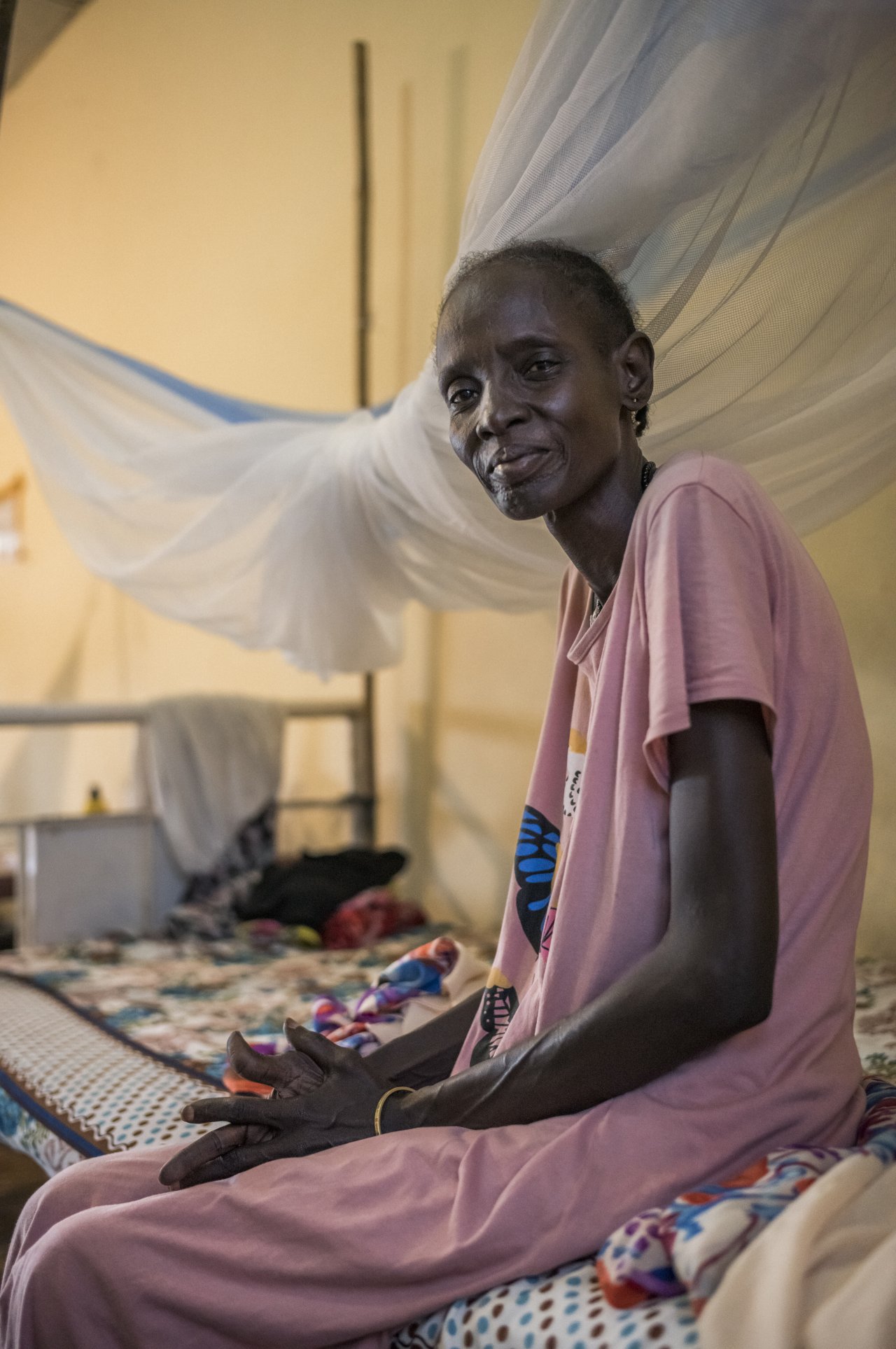 Après plusieurs semaines de traitement de la tuberculose, Regina Jame Liah, 50 ans, est assise sur son lit à l'hôpital Ameth Bek, à Abyei, au Soudan du Sud