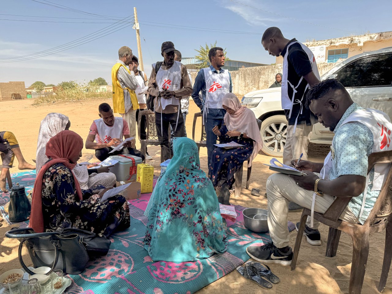 Une équipe collaborative composée de membres du personnel de MSF et du ministère de la Santé (MoH) travaillant aux côtés des membres de la communauté pendant la campagne de vaccination contre la rougeole et la rubéole. Pour rendre possible cette intervention à grande échelle, MSF a dispensé une formation intensive et mobilisé 1 400 bénévoles communautaires.