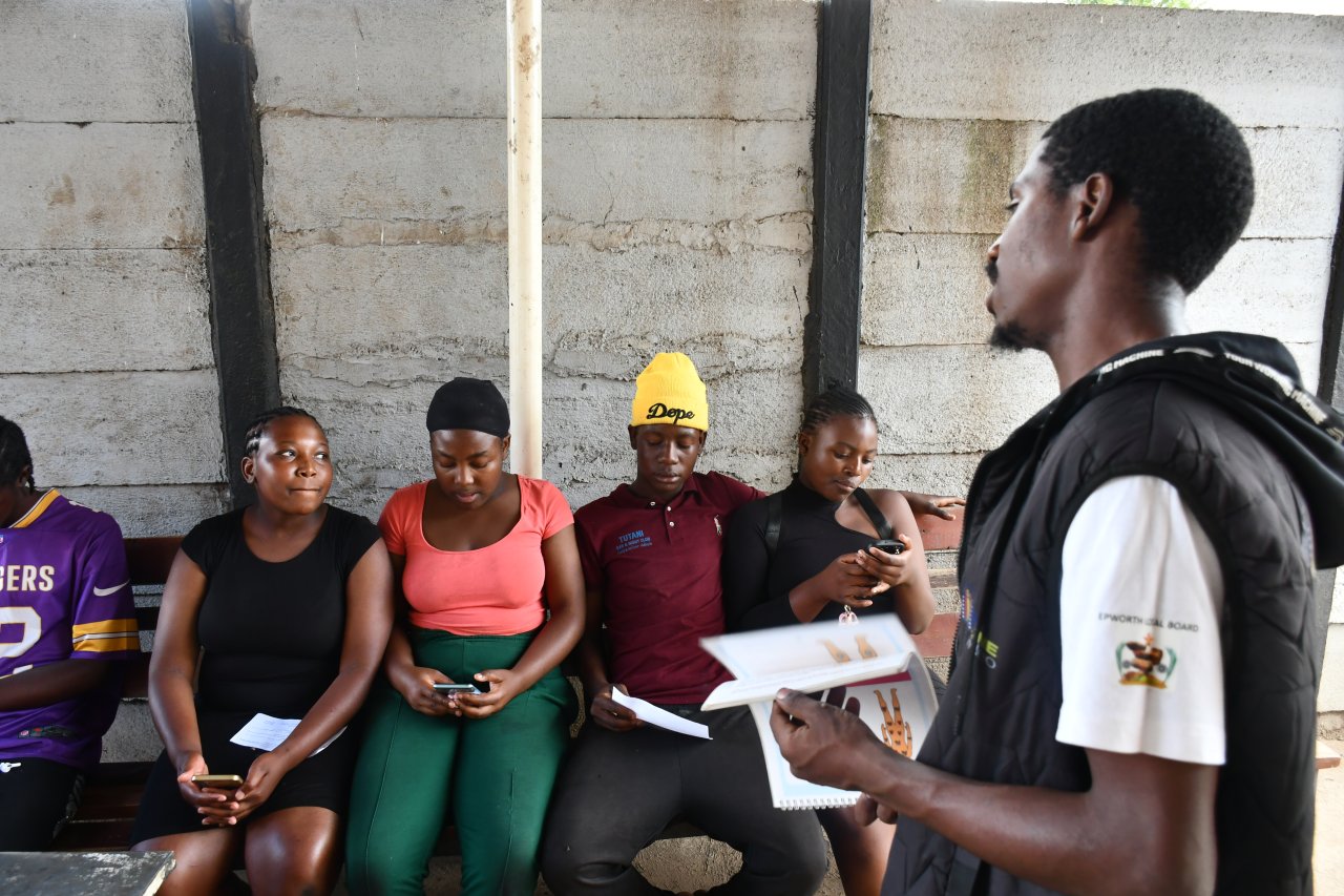 Un pair éducateur lors d'une séance d'éducation sanitaire dans un centre MSF à Matapi.