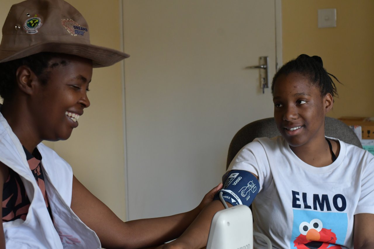 Un adolescent recevant un traitement dans un centre MSF à Matapi.