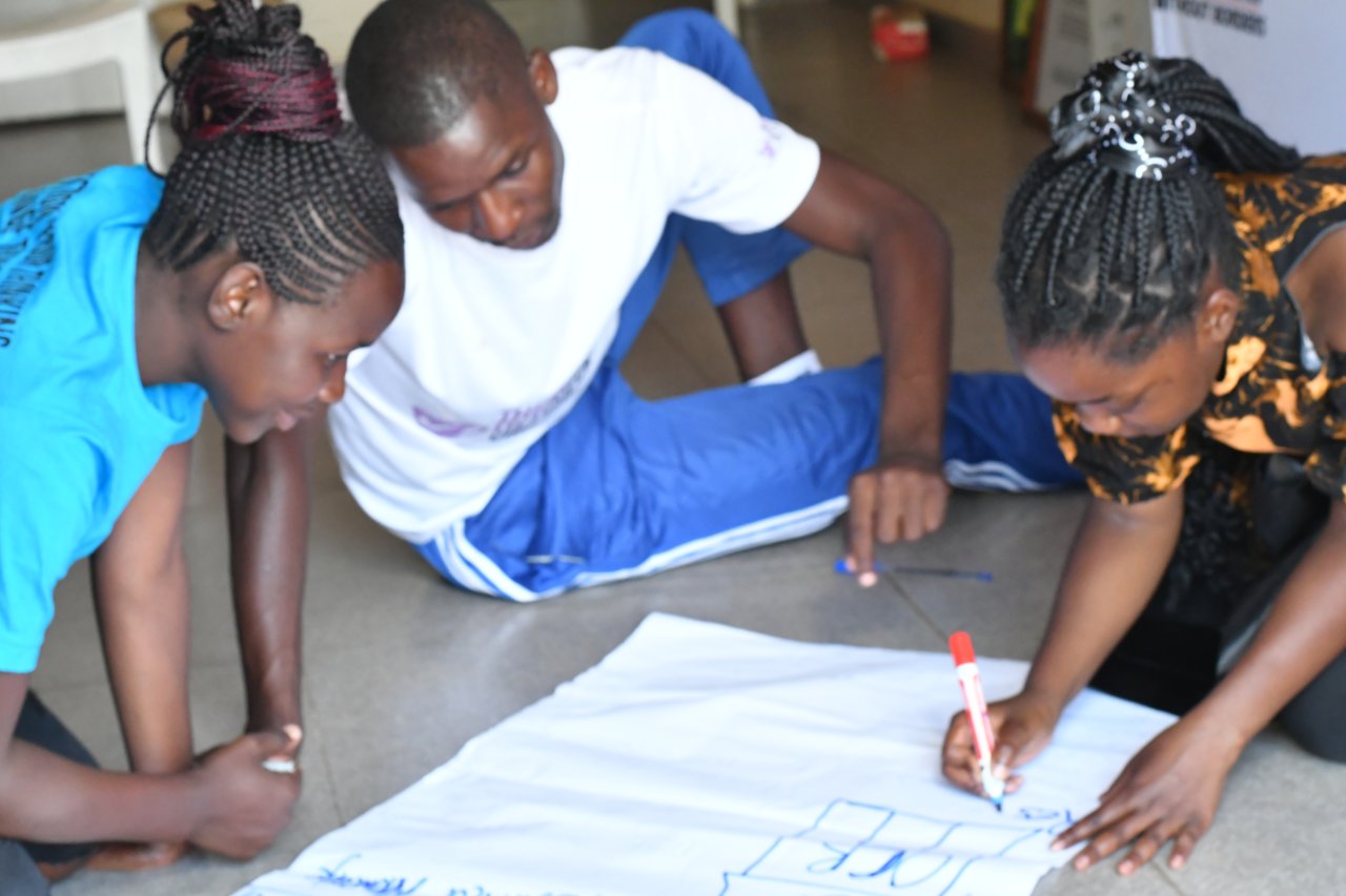 Mirabelle Gavi et d'autres membres du Comité consultatif des adolescents lors d'une séance d'examen et de planification à Mbare.