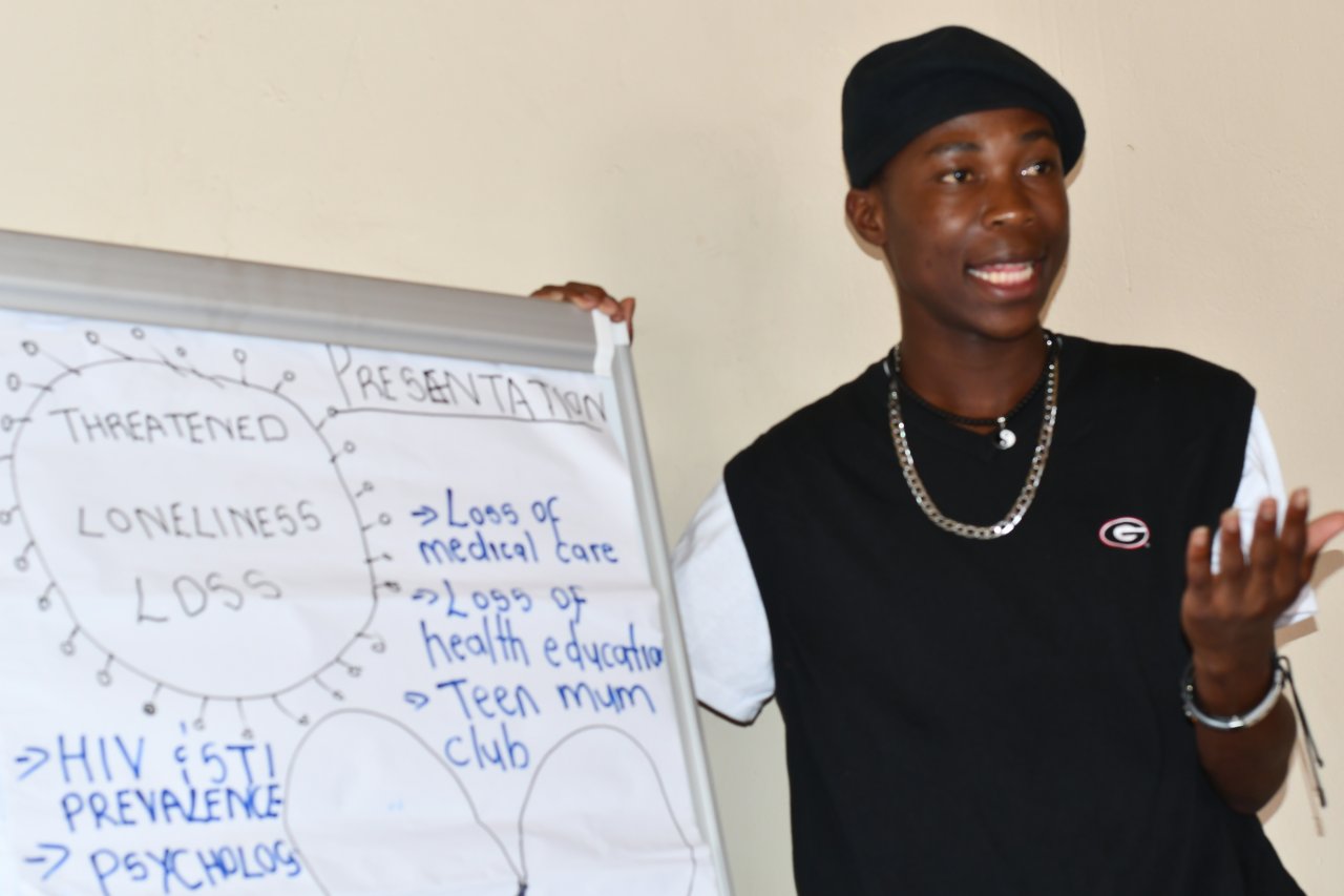 Thormilson Thompson partage ses commentaires avec les membres du personnel de MSF lors d'une réunion d'évaluation et de planification du comité consultatif des adolescents.