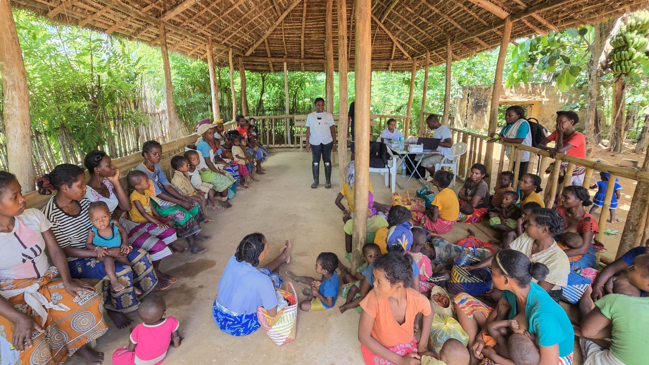 Grâce à des séances de sensibilisation, les équipes de MSF apprennent aux parents à reconnaître les premiers signes de malnutrition chez leurs enfants, leur permettant ainsi de demander un diagnostic et un traitement avant que leur état ne s'aggrave.