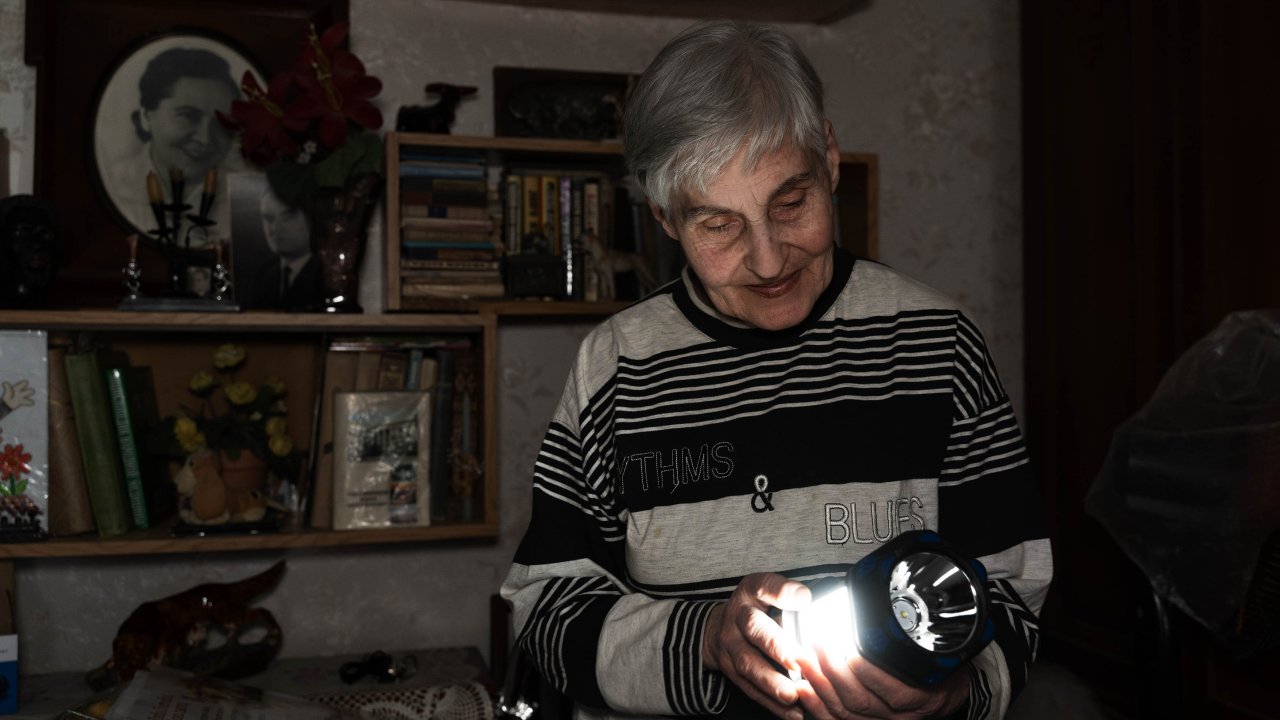 Inna Litvinova, 80 ans, lors d'une visite à domicile à Kiev.