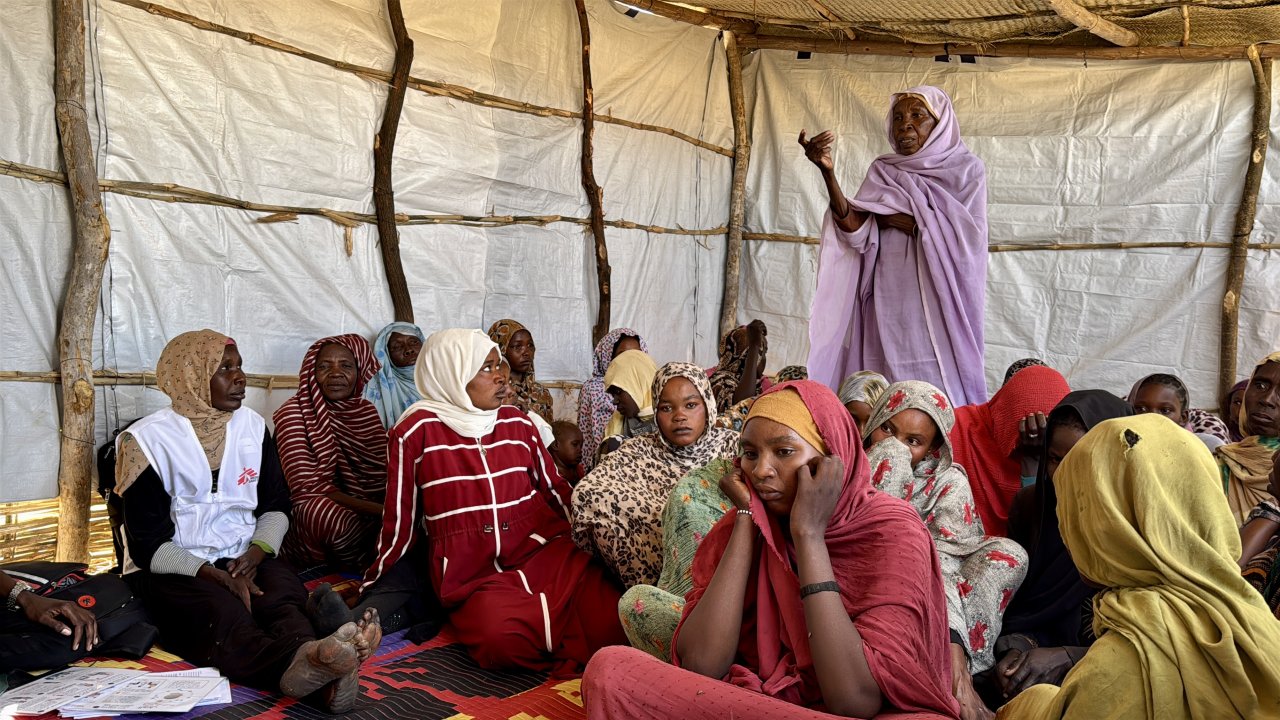 MSF hat im Lager Daba Naira in Tawila im Bundesstaat Nord-Darfur im Sudan zwei „Sicherheitsräume“ eingerichtet, in denen Teams für psychische Gesundheit Aufklärungsveranstaltungen zu sexueller Gewalt und zum psychischen Wohlbefinden im Allgemeinen durchführen.