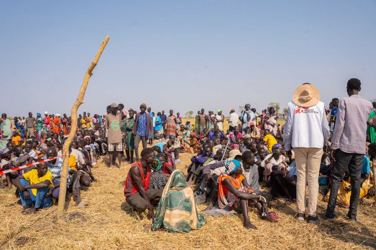 Zahlreiche Vertriebene stehen Schlange, um von den Teams von Ärzte ohne Grenzen in Chuil im Bundesstaat Jonglei im Südsudan verteilte Non-Food-Hilfsgüter zu erhalten.