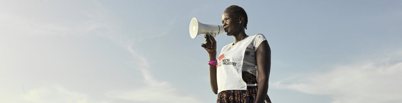 Ein Team aus Mitarbeitern von MSF und dem Gesundheitsministerium (MoH) arbeitet während der Masern- und Rötelnimpfkampagne mit Mitgliedern der Gemeinde zusammen. Um diese groß angelegte Maßnahme zu ermöglichen, hat MSF 1.400 Freiwillige aus der Gemeinde intensiv geschult und mobilisiert.