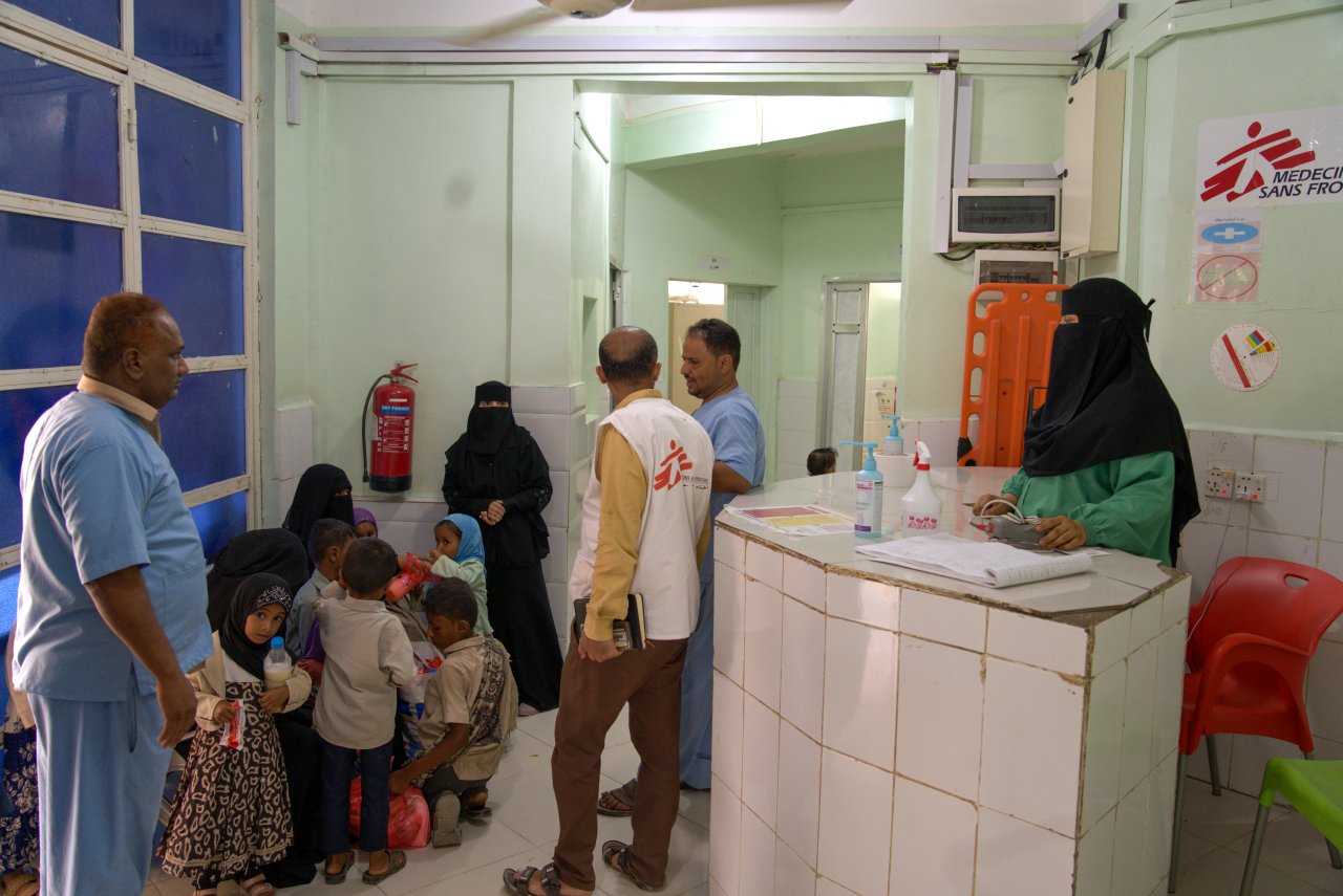 Begleitpersonen und Kinder warten am 18. Mai 2026 im Wartezimmer des Gesundheitszentrums von Al-Mafraq im Bezirk Mawza in der Provinz Taiz im Jemen.